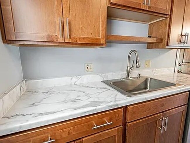 Building Photo - 3 Bed 2 Bath 2 Car Garage 1/2 off 1st Months Rent