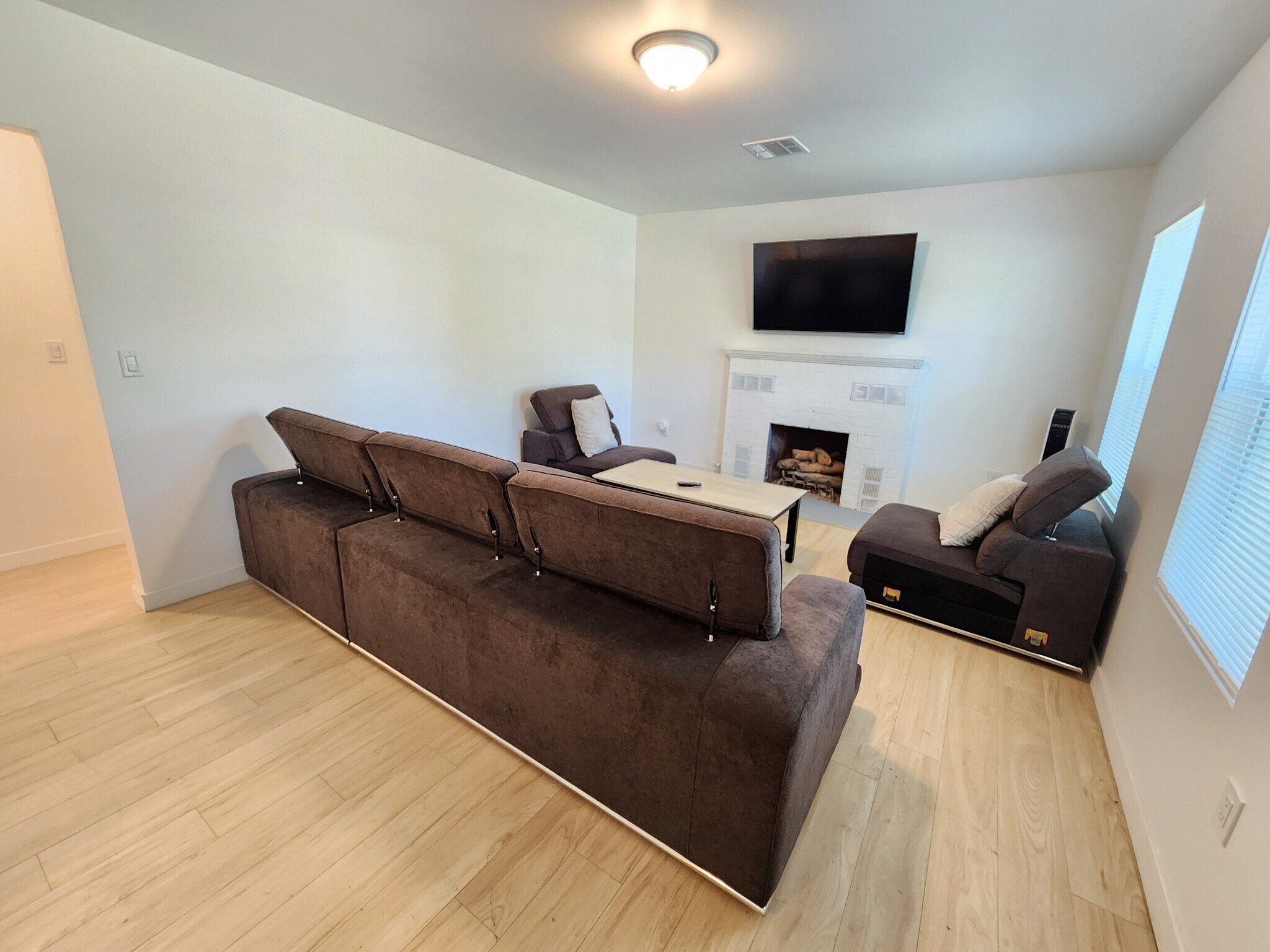 Building Photo - 9682 Sunland Blvd