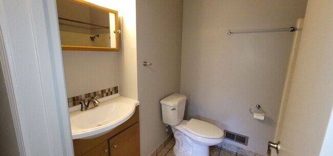 Building Photo - 133 Forest Hill Dr