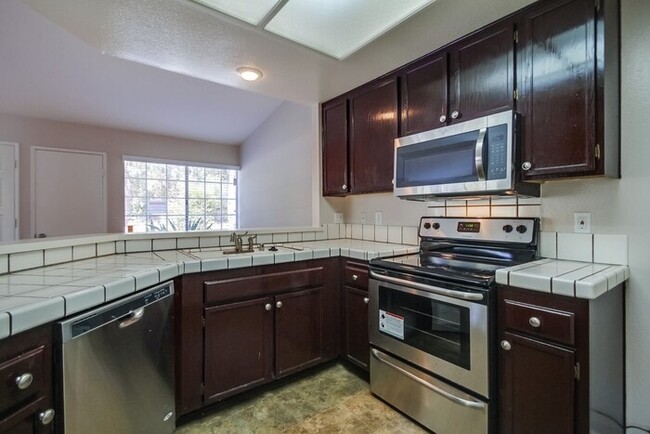 Building Photo - 2049 Haller St