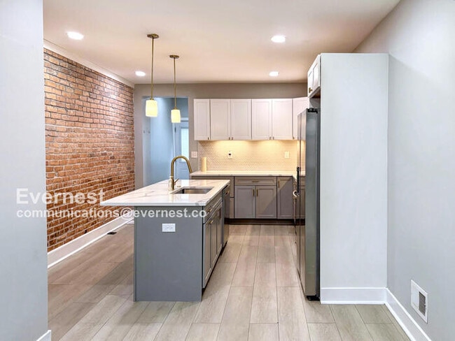 Building Photo - 260 S Highland Ave