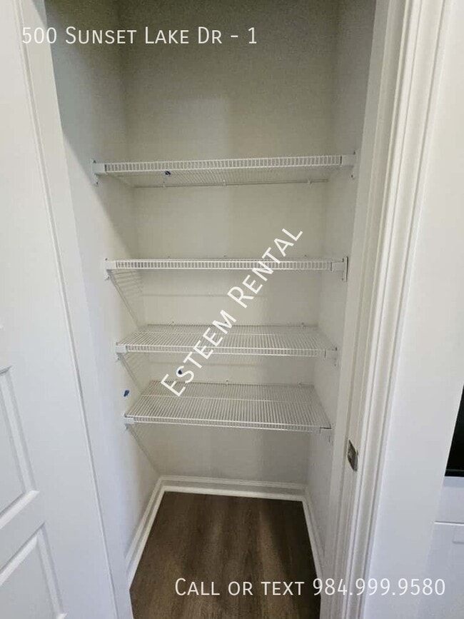 Building Photo - 500 Lake Dr