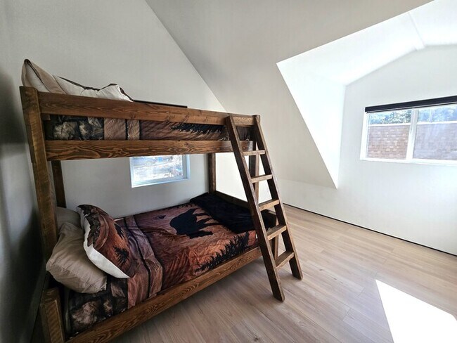 Building Photo - Newer Modern-Style 2 Bed / 2 Bath + Loft