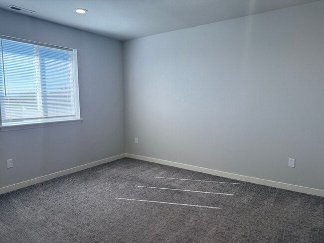Building Photo - Stunning 4 Bedroom West Valley Townhome - $500 SPECIAL MOVE IN CREDIT