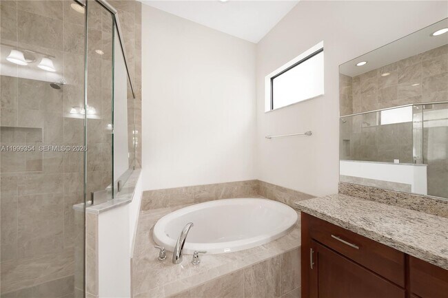 Building Photo - 11815 Leon Cir N