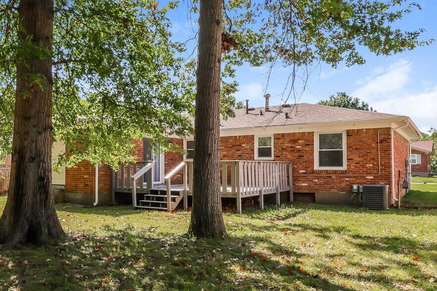 Building Photo - 819 Flicker Rd