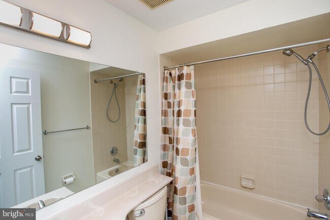 Building Photo - 1739 McNelis Dr