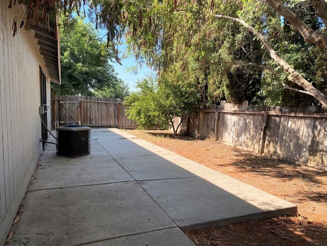 Building Photo - Cute home with fenced yard and driveway. A...