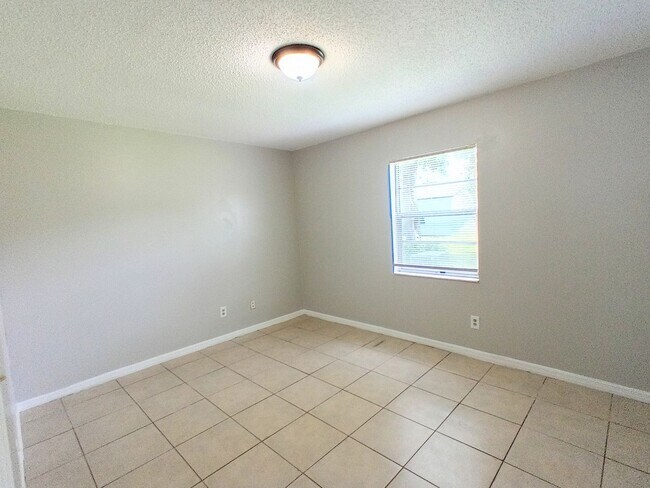 Building Photo - Chase Ave #B