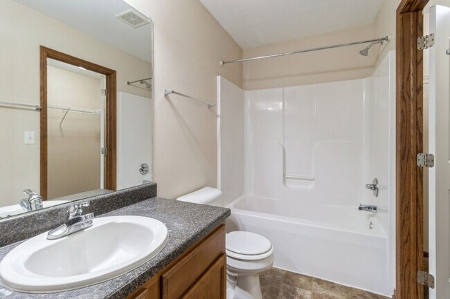 Building Photo - Commuter's Dream!!  3 Bedroom, 2.5 Bathroom Home in West Des Moines!