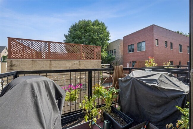 Building Photo - 1713 W Diversey Pkwy