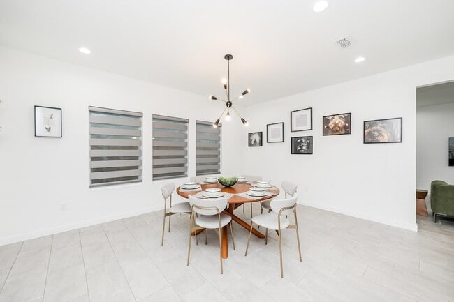 Building Photo - 305 Deer Path Lp