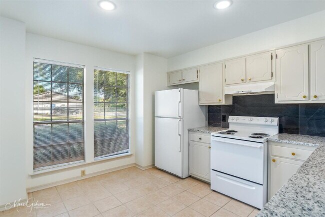 Building Photo - "Charming 2-Bed, 2-Bath Townhouse with Granite Elegance on East Stephenson!"