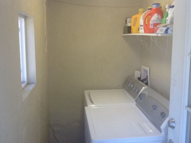 Building Photo - 646 E 2nd St