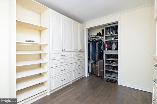 Building Photo - 46 Roosevelt Ave