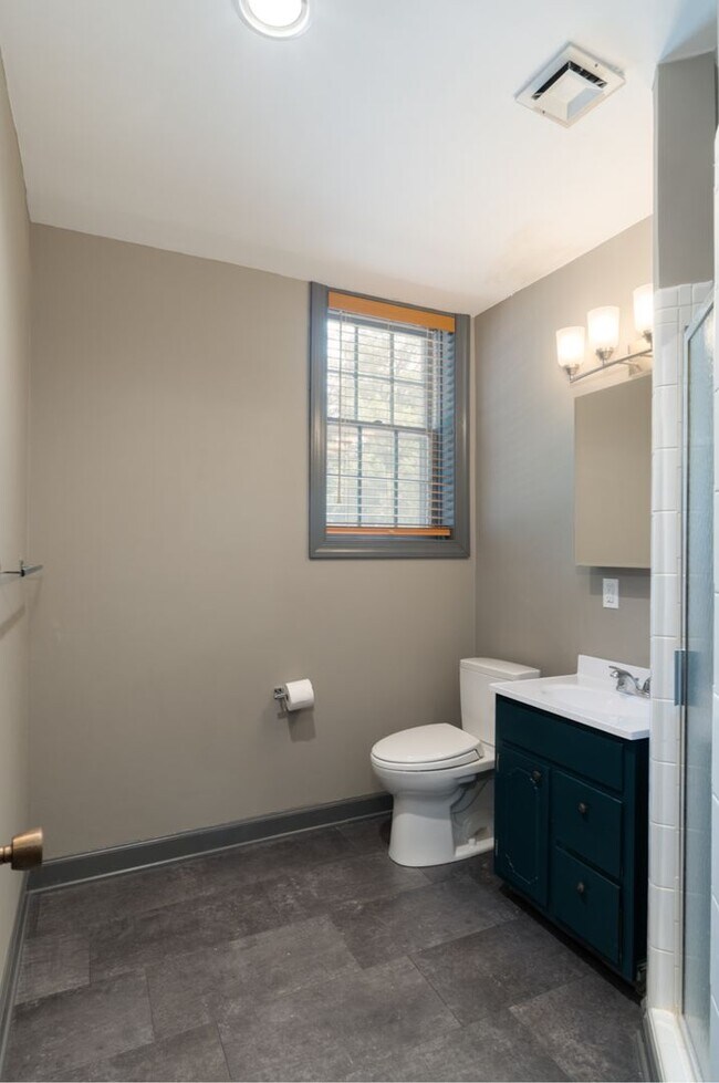 Building Photo - Single Family Home on almost an acre, 4 be...