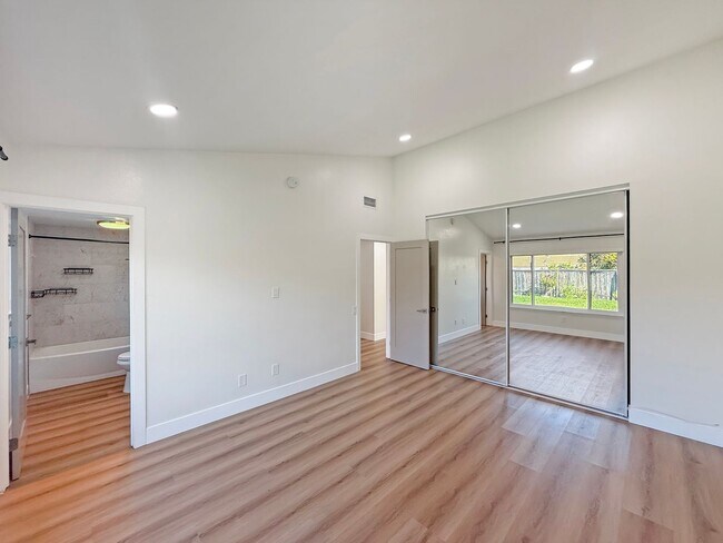 Building Photo - Updated 3B/2BA House in Oceanside!