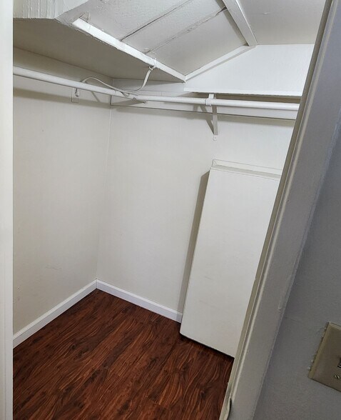 Building Photo - 4061 Park Center Ln