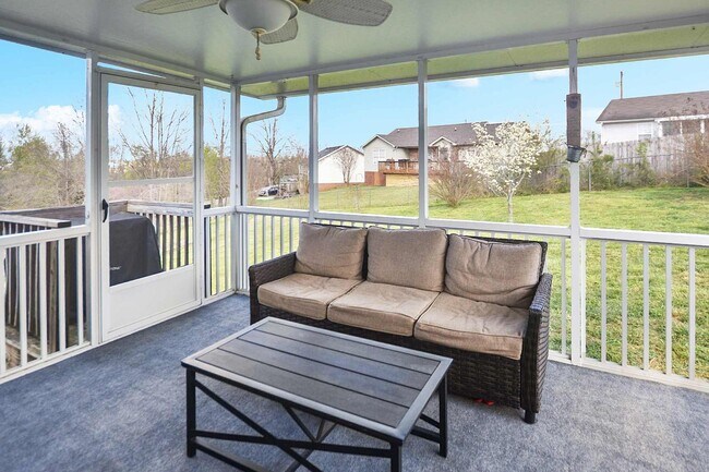 Building Photo - Pet Friendly Three Bedroom!