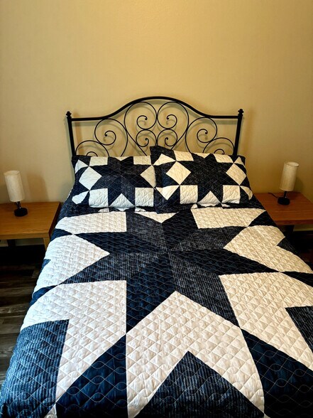 Building Photo - 1870 Mary Ellen Dr