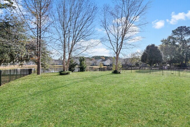 Building Photo - 3 Bedroom 2.5 bath home with 2 car garage located in Shadow Moss