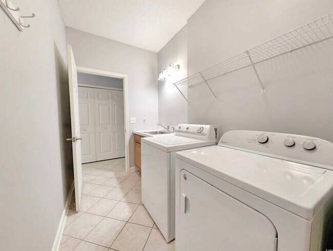 Building Photo - 33 Regal Ln