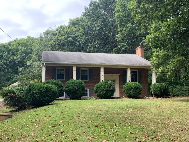 Building Photo - Split Foyer Home in Rustburg