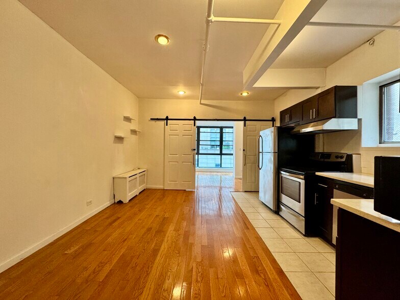 Building Photo - 303 E 53rd St