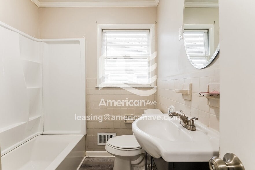 Building Photo - 1107 Ave I