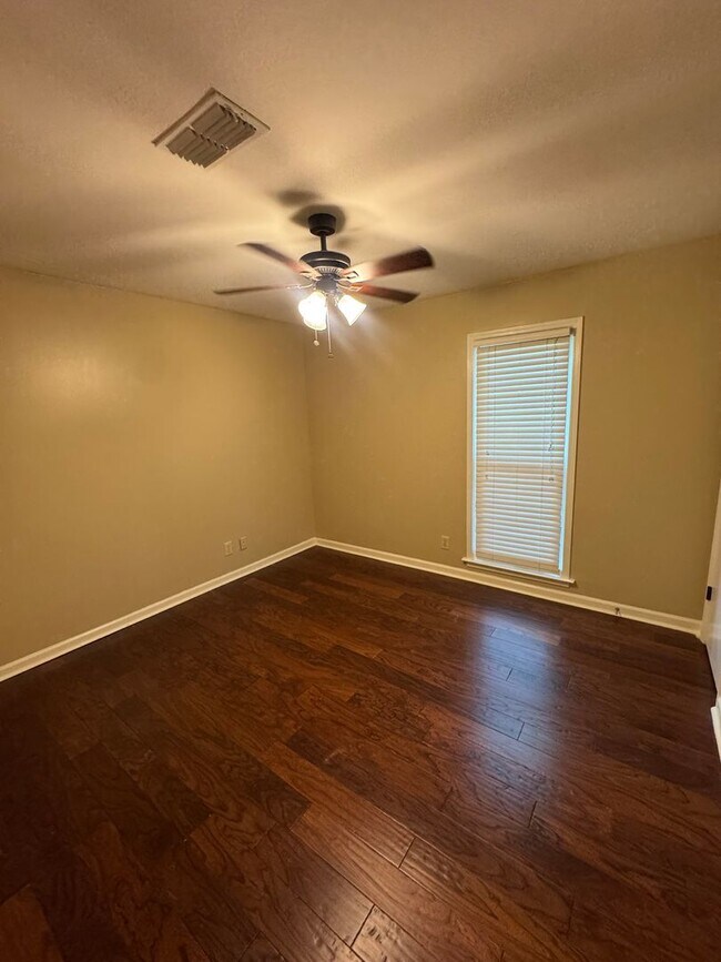 Building Photo - Beautiful home with over 2k square feet!
