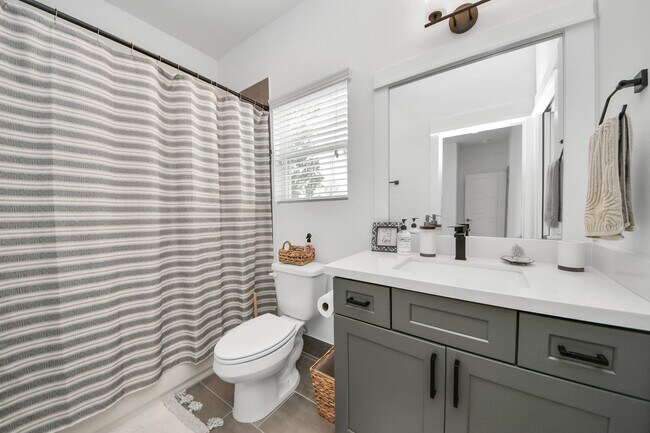 Building Photo - 1066 Mansfield St