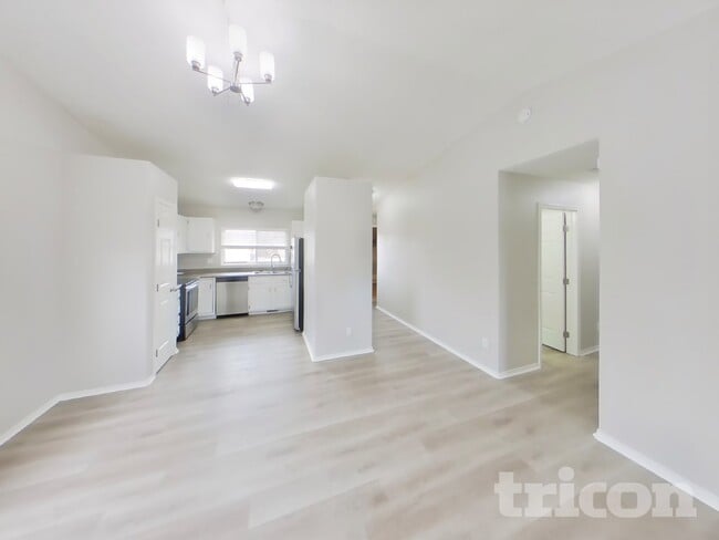 Building Photo - 6625 Bear Tooth Dr