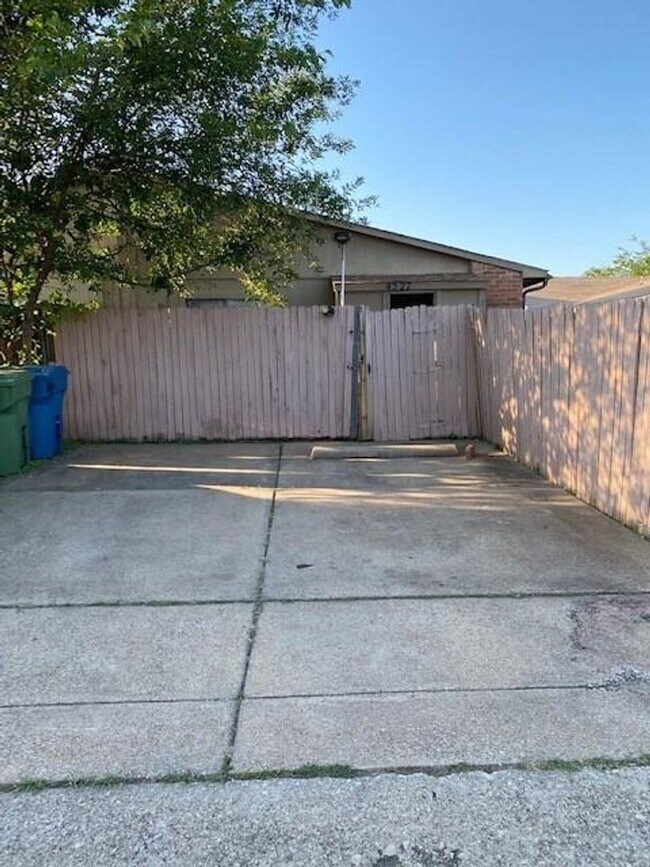 Building Photo - Welcome to this 3-Bedroom, 2-Bathroom Dupl...