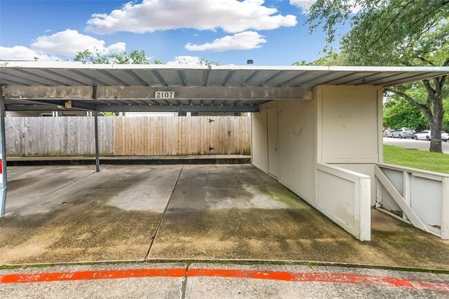 Building Photo - 2107 Hazlitt Dr