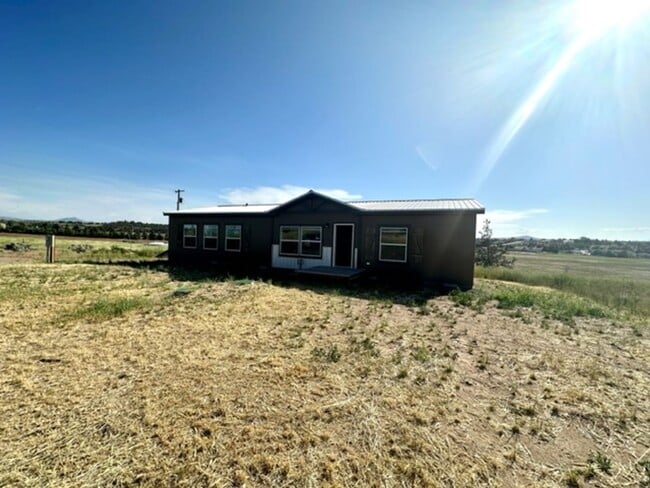 Building Photo - Stunning interior of this single level hom...