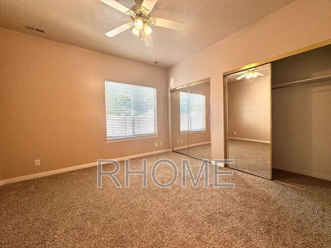 Building Photo - 723 Sandy Point Dr