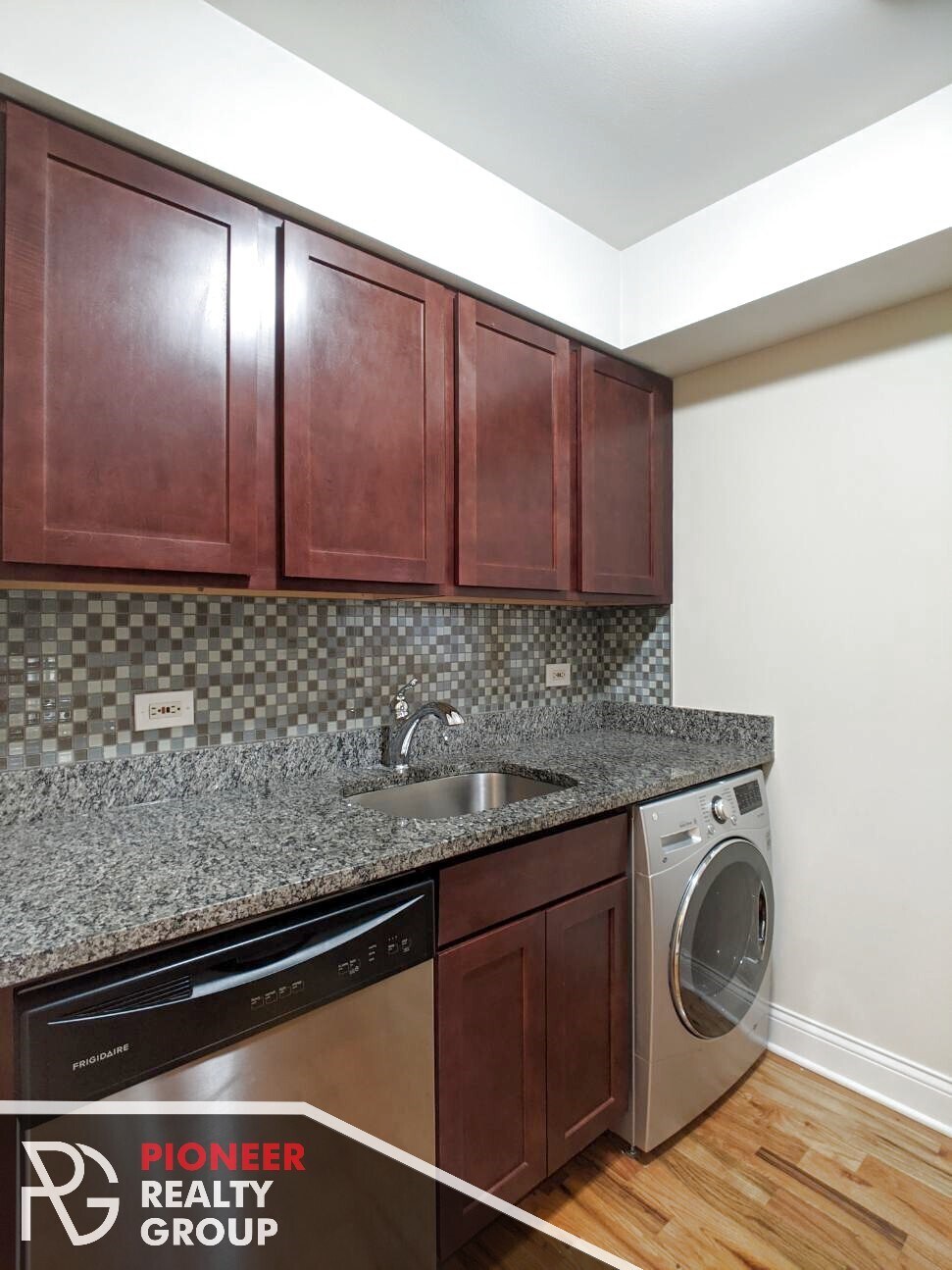 Building Photo - 557 W Arlington Pl