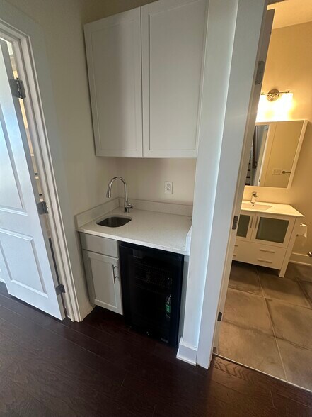 Upstairs Wetbar - 516 W Montgomery Ave