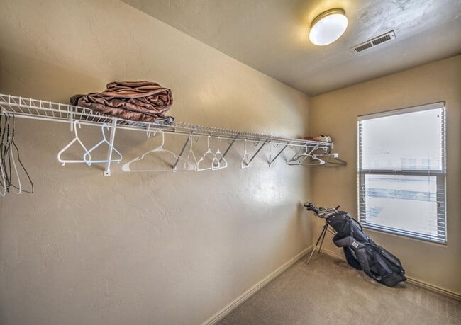 Building Photo - Beautiful townhome near little valley