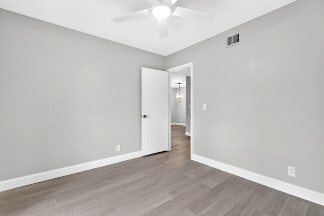 Building Photo - 6495 Chasewood Dr