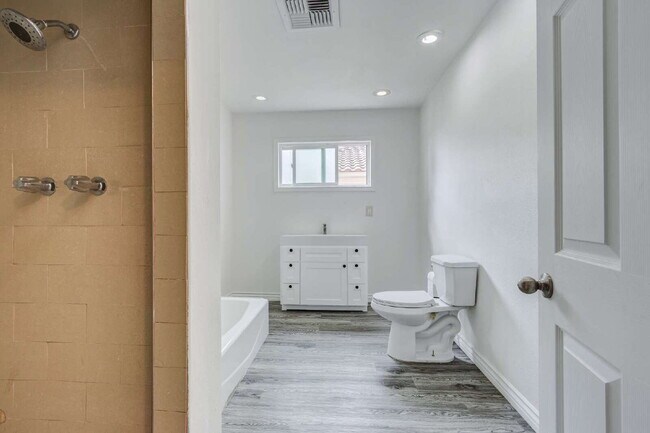 Building Photo - Stylishly Renovated Retro Duplex in the He...