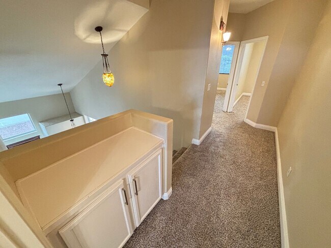 Building Photo - Modern 3Bed/3Bath Two Story Home located i...