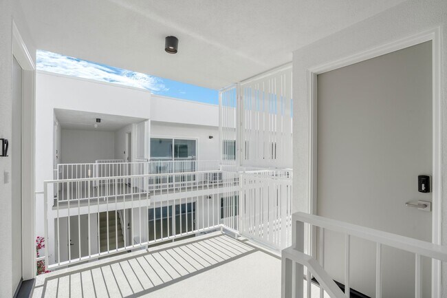 Building Photo - 1422 Tamarind Ave