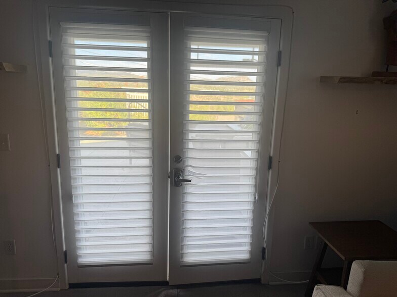 Building Photo - 342 S Mount Vernon Ave