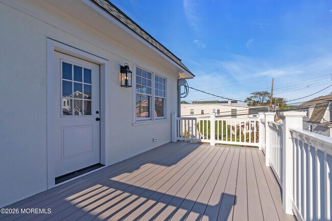 Building Photo - 132 Bay Ave