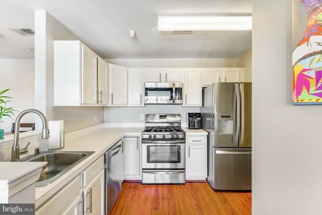 Building Photo - 521 Constellation Square SE