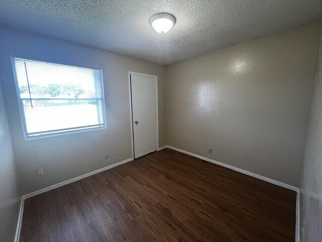Building Photo - 9806 Roxanna Dr