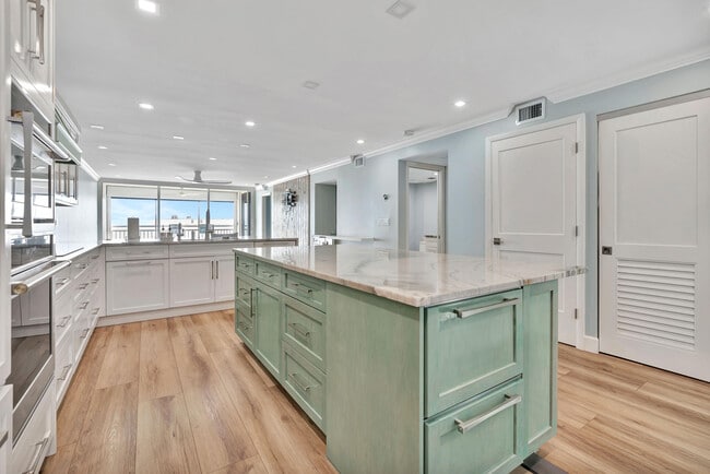 Building Photo - 911 Ocean Dr