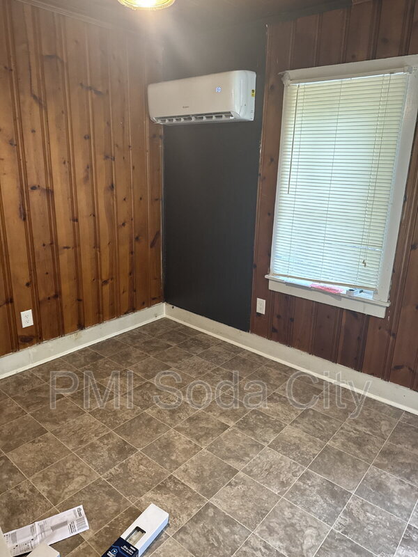 Building Photo - 211 E Brooks St