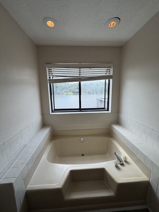 Building Photo - 311 Leisure Lake Dr